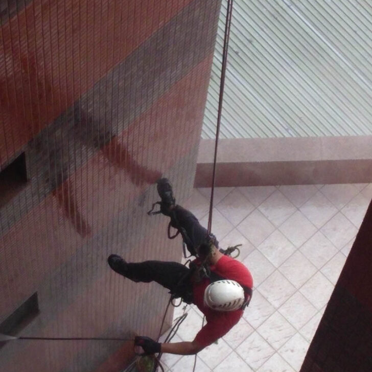 Manutenção e Reparos em parede de prédio residencial